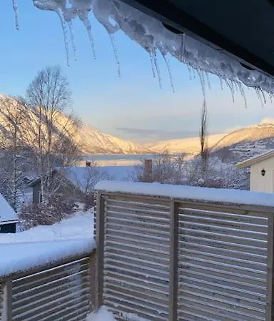 Fol Deg Som Hjemme 빌라 Halsoy
